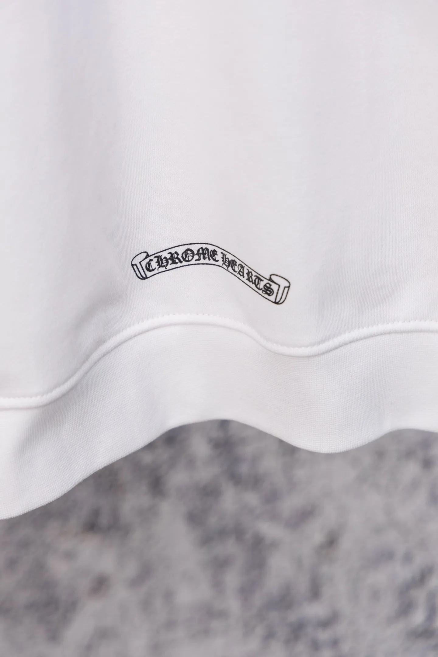 P250 ChromeHearts CH ChromeHearts 25 early autumn flower arm horseshoe zipper cardigan hooded sweatshirt Sanskrit letter rattan flower cross horseshoe hooded sweatshirt The fabric is made of 440g pure cotton terry with matching threads, imported printing, original customization, hardware, soft and skin-friendly. The workmanship is meticulous and the thickness is moderate. The webbing on the back collar extends to the shoulder for reinforcement. The connection between the wellhead and the shoulder is reinforced. The whole body is made with thousands of needle embroidery techniques. It is more compliant and stylish with clothes. It is a hot item of the season. The original customized accessories are complete with three standards. It will look handsome with any combination. The os drop shoulder version and loose version. Color: Black White Size: S M L XL